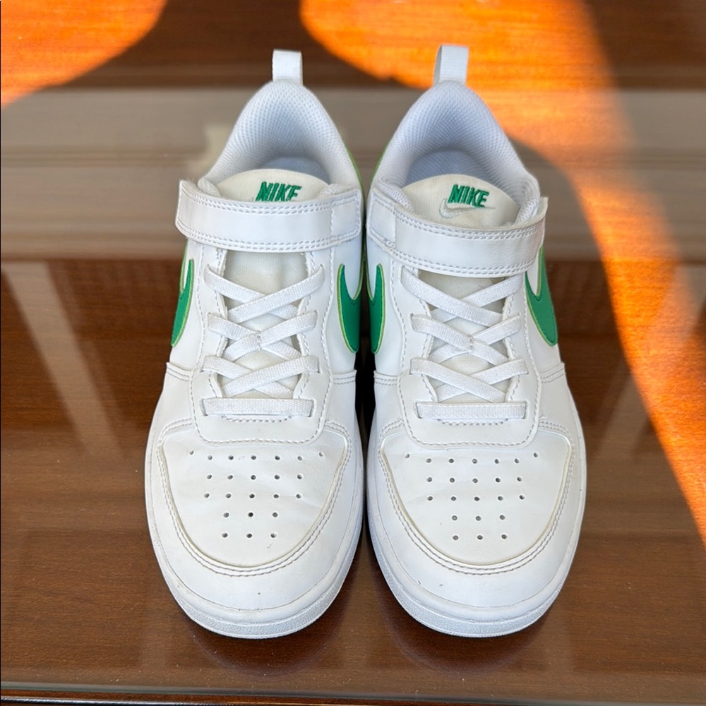 Nike White and Green Sneakers Classic Design